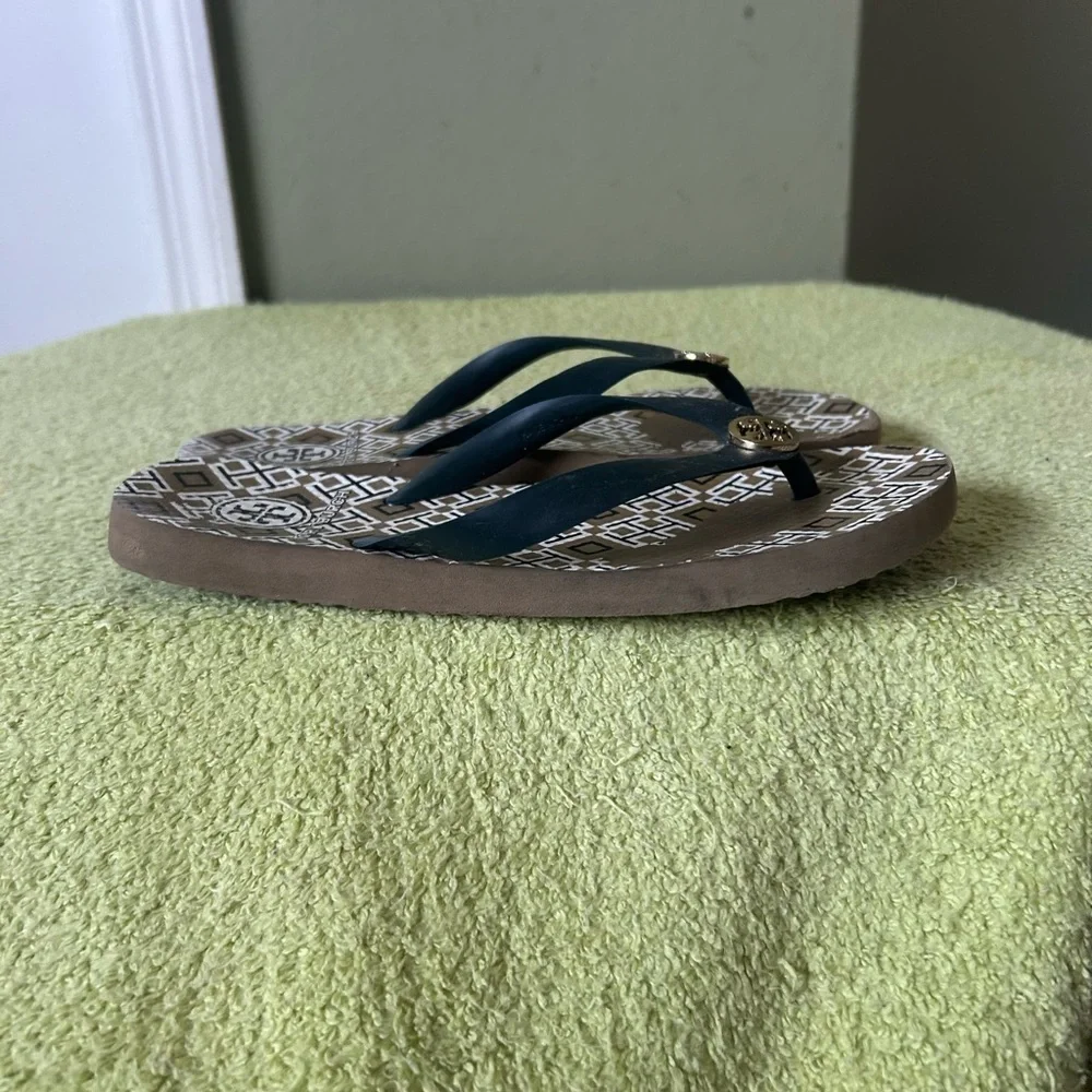 Tory Burch Geometric Print Flip Flops With  navy Blue  Straps. - Picture 2 of 9